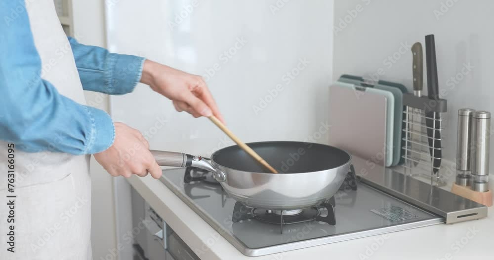 キッチンで料理をする男性 キッチンで料理をする男性