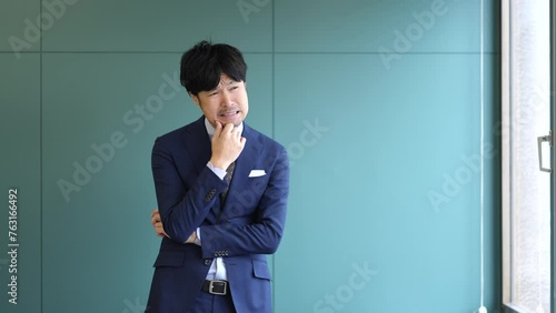 悩むビジネスマン’