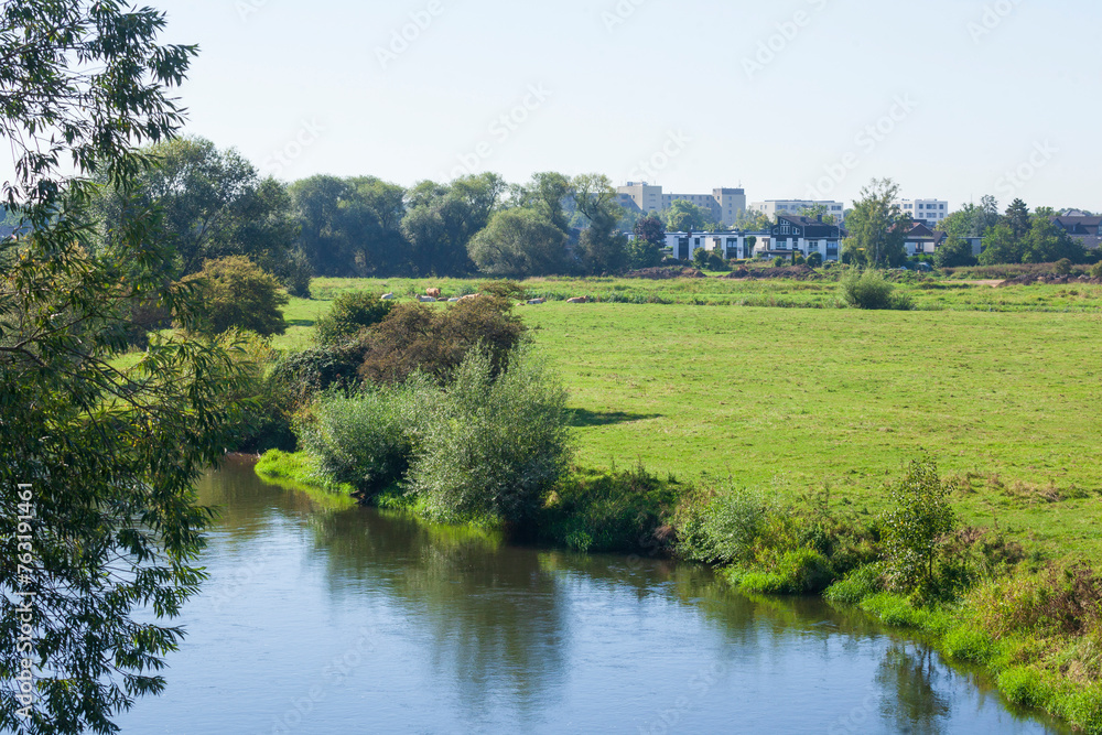 Moderne Wohngebäude mit Wiese an der Leine, Neustadt am Rübenberge, Niedersachsen, Deutschland Moderne Wohngebäude mit Wiese an der Leine, Neustadt am Rübenberge, Niedersachsen, Deutschland