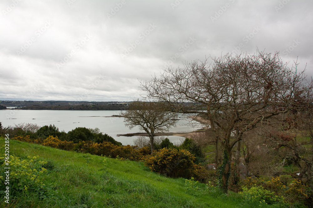 Joli paysage de mer depuis le sentier GR34 à Ploubazlanec - Bretagne France Joli paysage de mer depuis le sentier GR34 à Ploubazlanec - Bretagne France