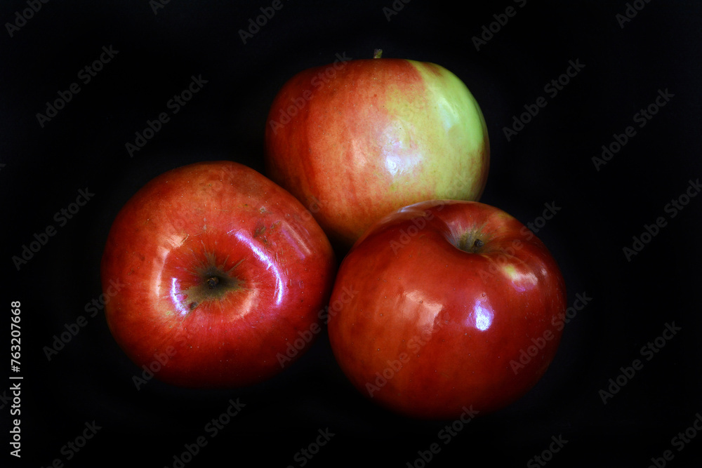 trzy piękne jabłka - obrazy, fototapety, plakaty 