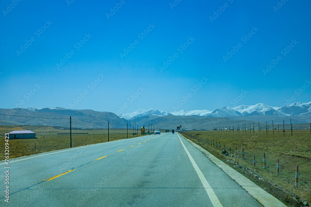 Naklejka premium Aba Qiang and Tibetan Autonomous Prefecture, Sichuan Province - mountains and grassland scenery under the blue sky
