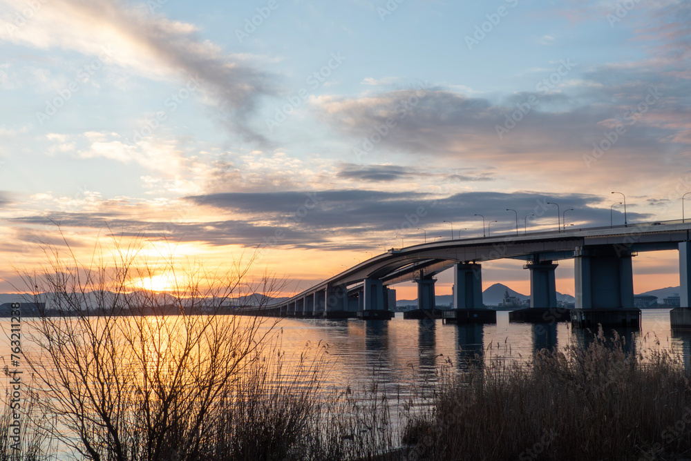Naklejka premium 燃えるようなオレンジ一色の朝焼け 琵琶湖大橋の夜明け