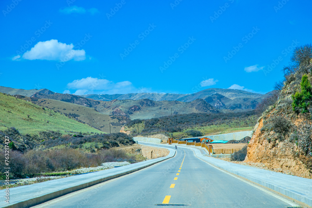 Fototapeta premium Aba Qiang and Tibetan Autonomous Prefecture, Sichuan Province - mountains and grassland scenery under the blue sky