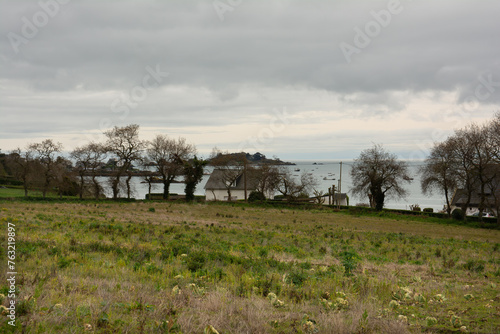 Joli paysage de mer depuis le sentier GR34 à Ploubazlanec - Bretagne France photo