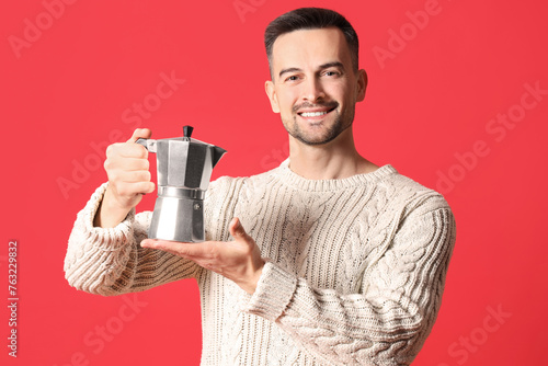 Smiling man holding moka po...