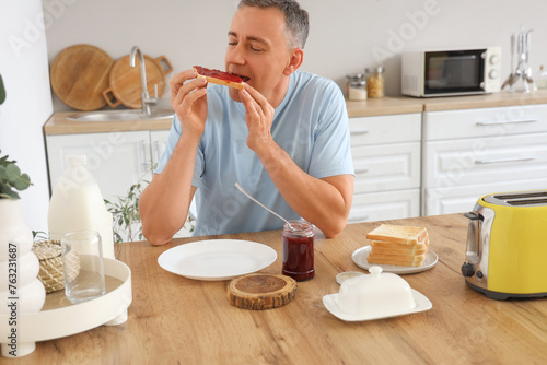 Middle-aged man eating swee...