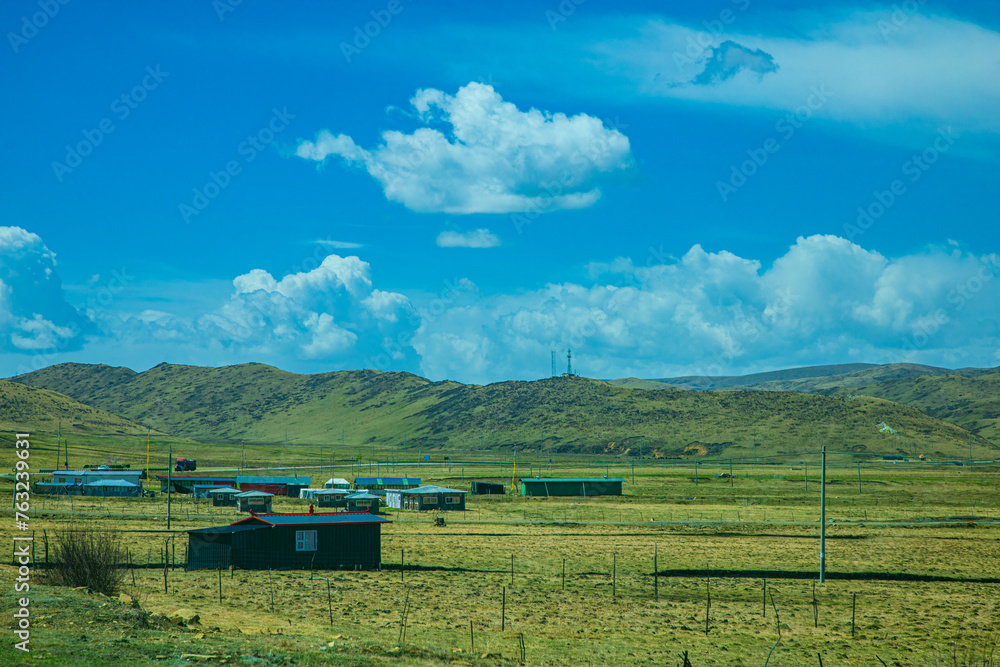 Obraz premium Aba Qiang and Tibetan Autonomous Prefecture, Sichuan Province - mountains and grassland scenery under the blue sky