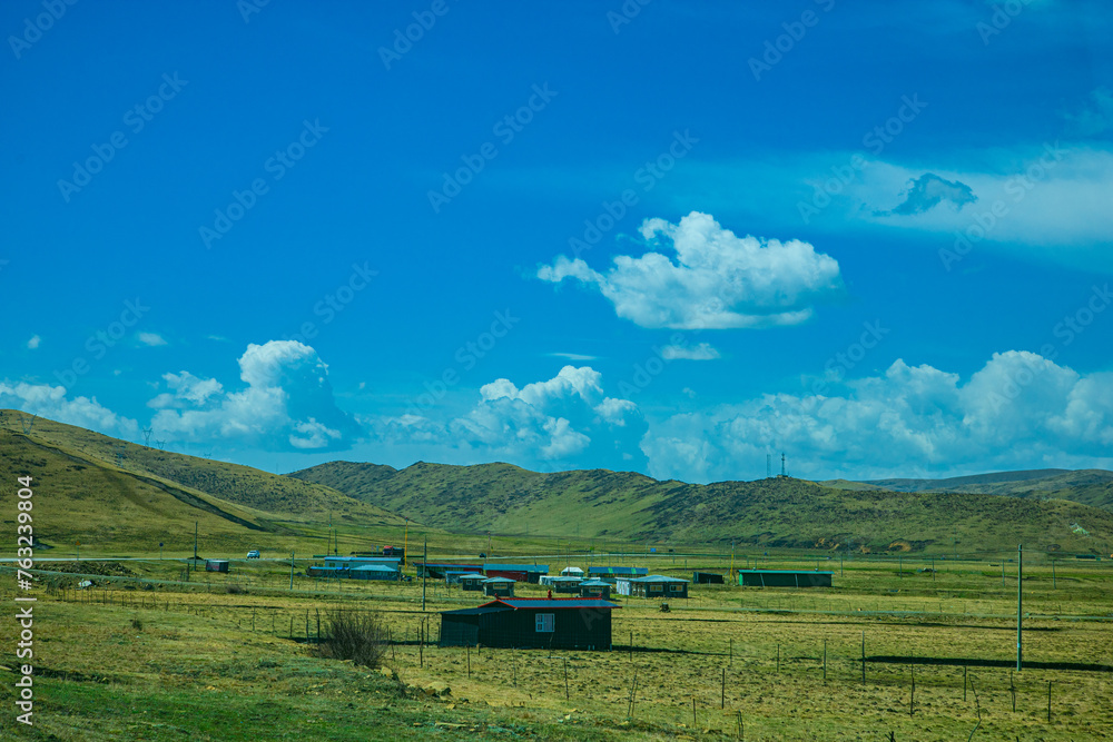 Obraz premium Aba Qiang and Tibetan Autonomous Prefecture, Sichuan Province - mountains and grassland scenery under the blue sky