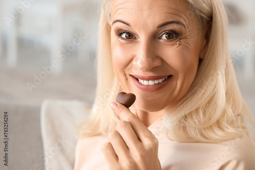 Mature woman eating heart-s...