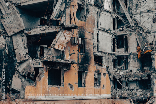 Tableau sur toile destroyed and burned houses in the city during the war in Ukraine
