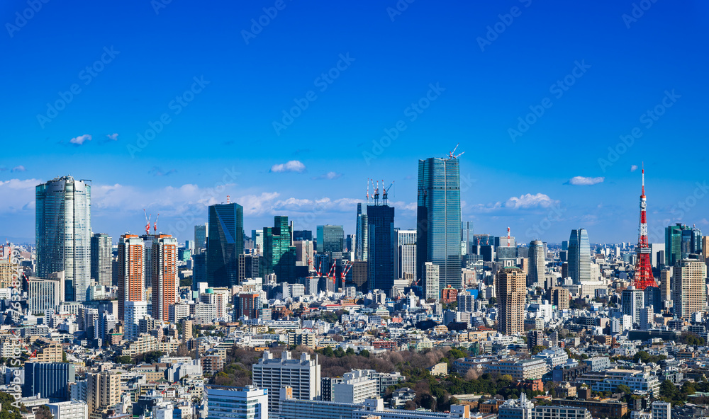 青空と東京都市風景　ワイド