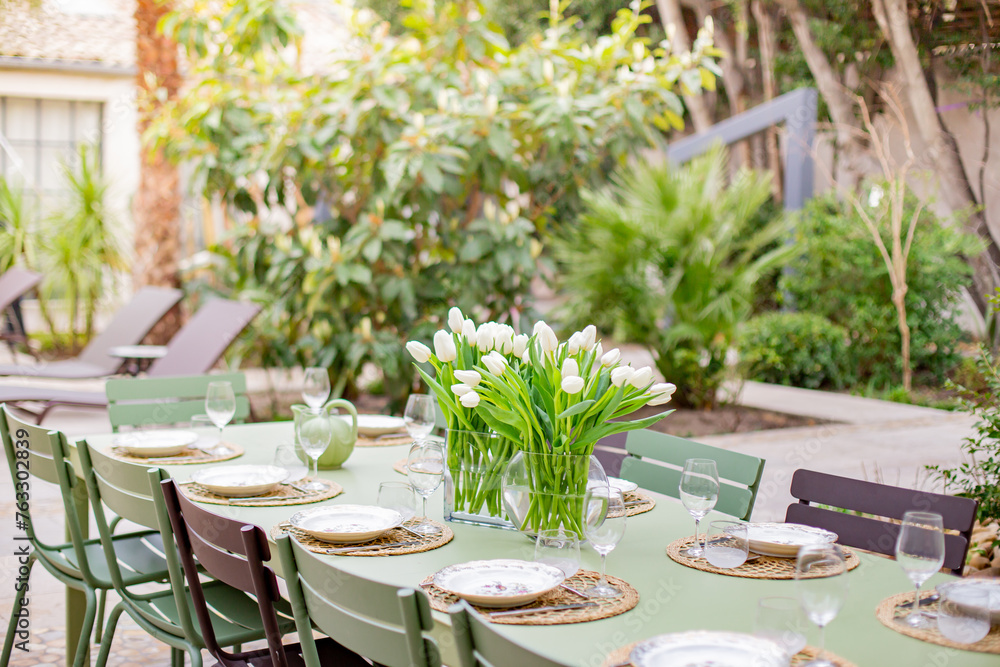 © Manahouse - outdoor dining in provence