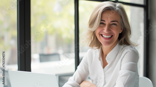 Free Download Business woman in a modern office - GFXLoad