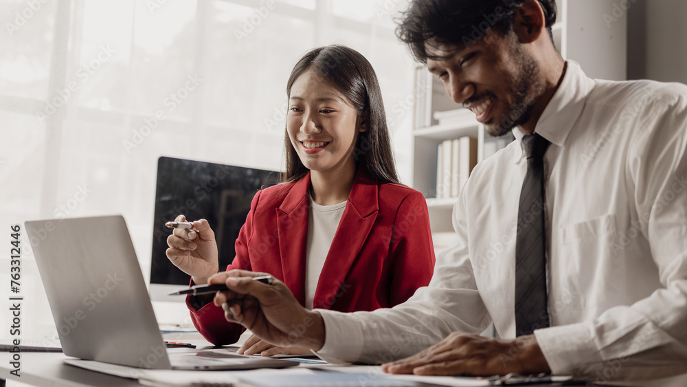 Obraz premium Successful people of various nationalities, creative business team presenting discuss ideas Brainstorm ideas, work as a team, have a meeting atmosphere with smiles at the conference room.