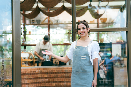 Hand of coffee shop staff w...
