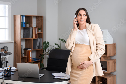 Pregnant businesswoman talk...