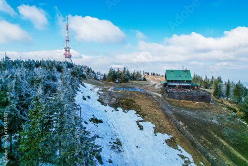 Beskid Śląski, góry w Polsce zimą. Schronisko w górach