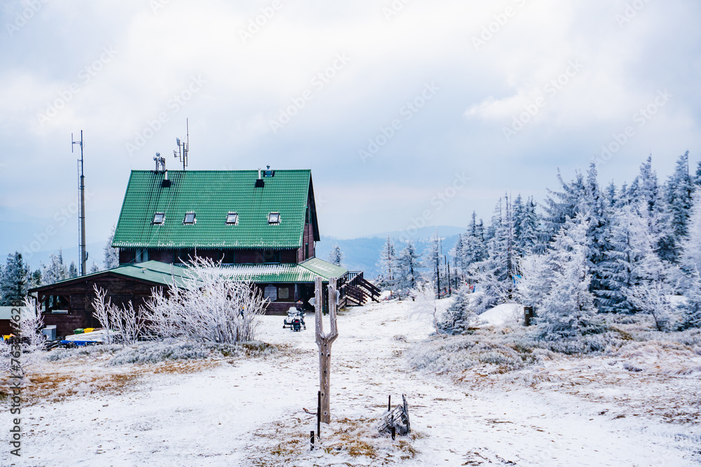 Beskid Śląski, góry w Polsce zimą. Schronisko w górach