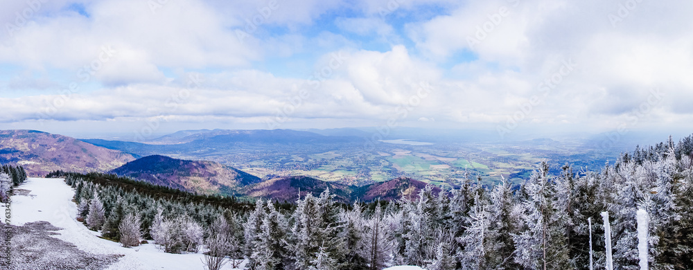 Góry, Beskid Śląski w Polsce zimą. Panorama ze szczytu Skrzycznego w kierunku Żywca