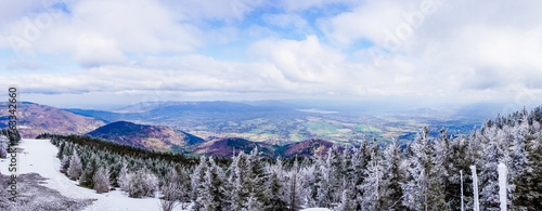 Obraz na płótnie Góry, Beskid Śląski w Polsce zimą. Panorama ze szczytu Skrzycznego w kierunku Żywca w salonie