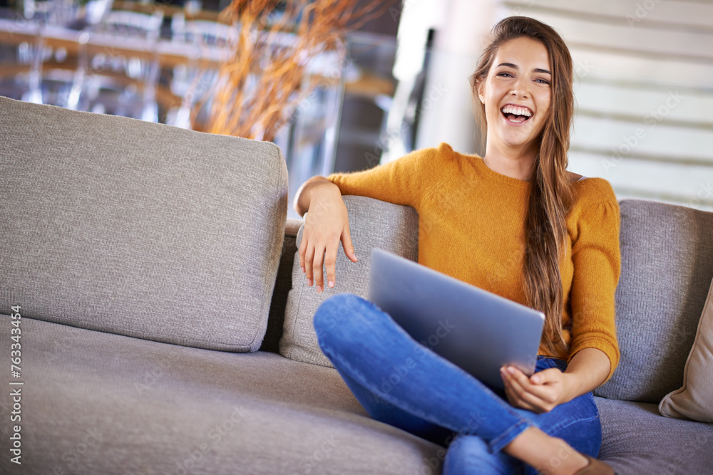 Φωτογραφία Portrait, home and woman with a laptop, smile and connection with research in a living room
