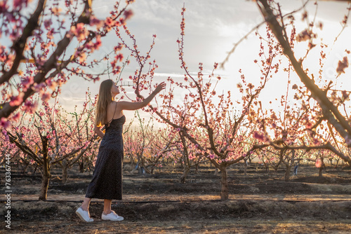 Mujer entre los campos melocotoneros, Aitona photo