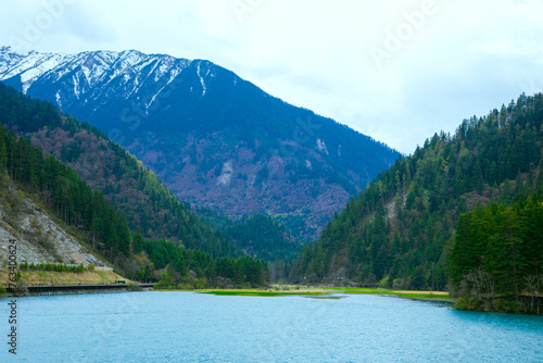 Jiuzhaigou Valley, Aba Qiang and Tibetan Autonomous Prefecture, Sichuan Province - beautiful lakes and mountains under the blue sky © 江乐 陈