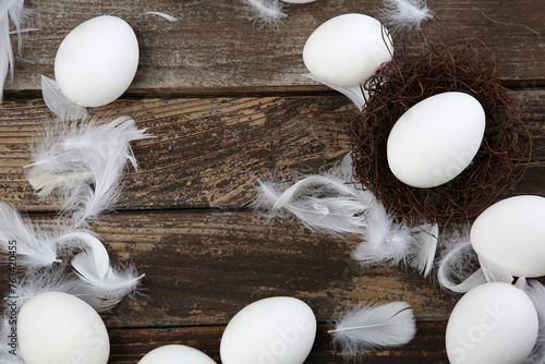 weiße Eier mit Federn