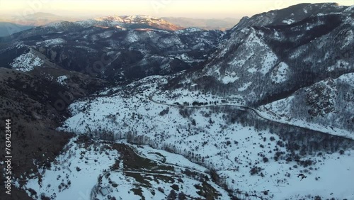 Ripresa aerea di Piano Battaglia nel Parco delle madonie durante una nevicata con veduta impianti sciistici innevati al tramonto con colori che regalano una vista mozzafiato suggestiva ed un'atmosfera photo
