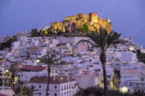 Vista nocturna del Castillo y del pueblo de Salobreña, en la provincia de Granada, Andalucía, España