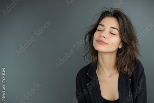 femme prenant une grande inspiration le nez légèrement en l'air, les yeux fermés en pleine méditation