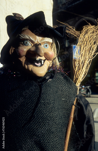 Milano: Mercatini di Natale: Befane photo