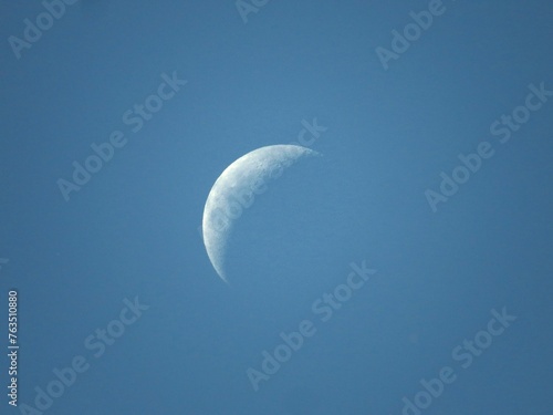Lua crescente durante o dia photo
