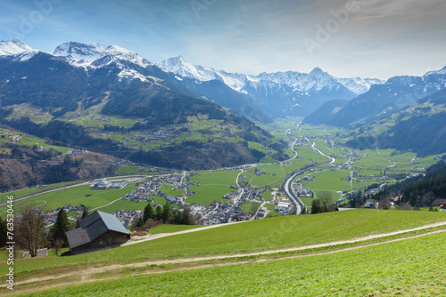 Blick ins frühlingshafte Zillertal in Tirol photo