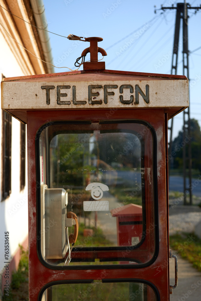 Stary telefon na monety w budce telefonicznej  - obrazy, fototapety, plakaty 