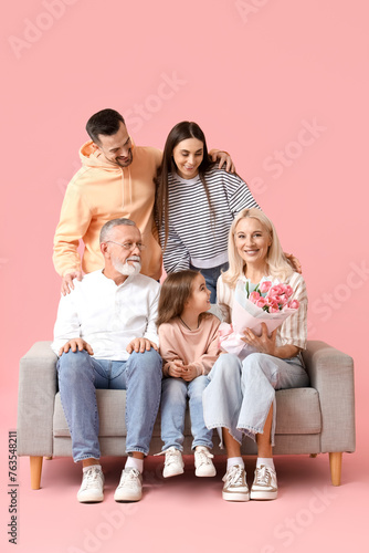 Big family with tulips sitt...