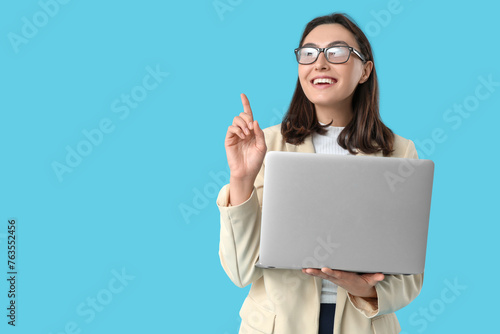 Young businesswoman with la...
