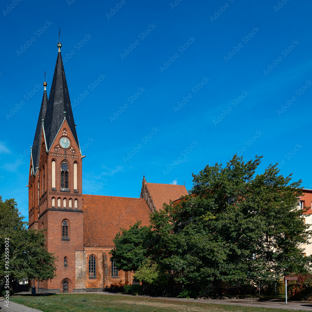 Sakralbau mit bewegter Geschichte: die denkmalgeschützte, mehrfach zerstörte und umgebaute ehemalige Friedenskirche in Frankfurt (Oder) wird heute profan genutzt (Blick von Süden)