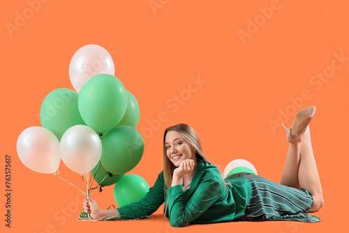 Young woman with balloons l...