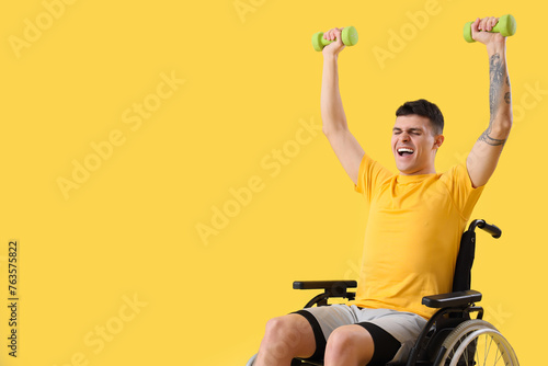 Sporty young man in wheelch...