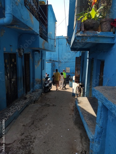 Balade culturelle et touristique de la ville bleue de Jodhpur en Inde, maison et mur en pierre historique bleue, escalier et petit ruelle, charme antique et ancien, environnement pauvre, architecture 