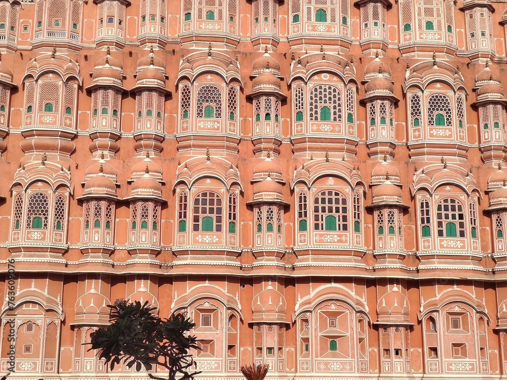 Magnifique et belle façade du palais ou chatêau des vents à Jaipur, mur et répétition de fenêtres oranges,  l'une des merveilles de l'architecture radjpoute. Construit en grès rouge et rose, beauté