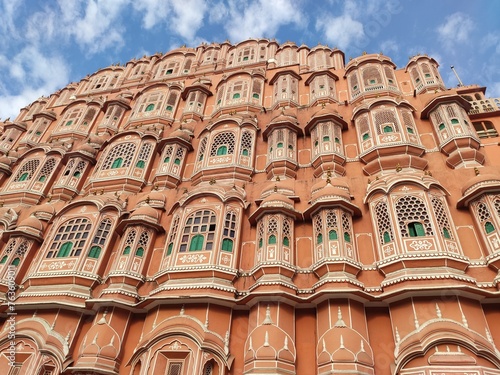 Magnifique et belle façade du palais ou chatêau des vents à Jaipur, mur et répétition de fenêtres oranges, l'une des merveilles de l'architecture radjpoute. Construit en grès rouge et rose, beauté