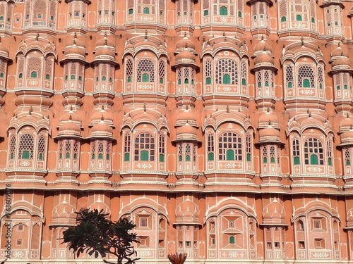 Magnifique et belle façade du palais ou chatêau des vents à Jaipur, mur et répétition de fenêtres oranges, l'une des merveilles de l'architecture radjpoute. Construit en grès rouge et rose, beauté