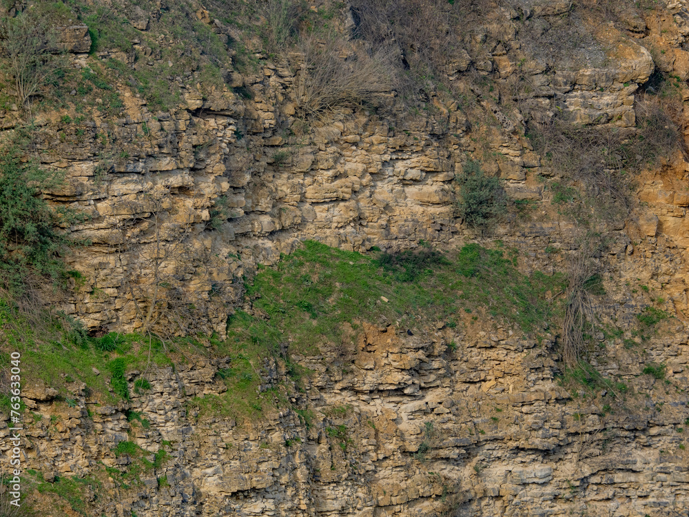 Felswände im Steinbruch