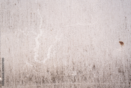 Textura de pared blanca con manchas por el tiempo y la lluvia photo