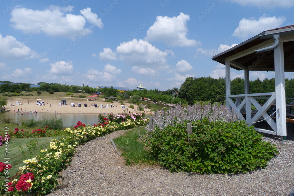 Landschaftspark mit Blumen in Lichtenau in Sachsen