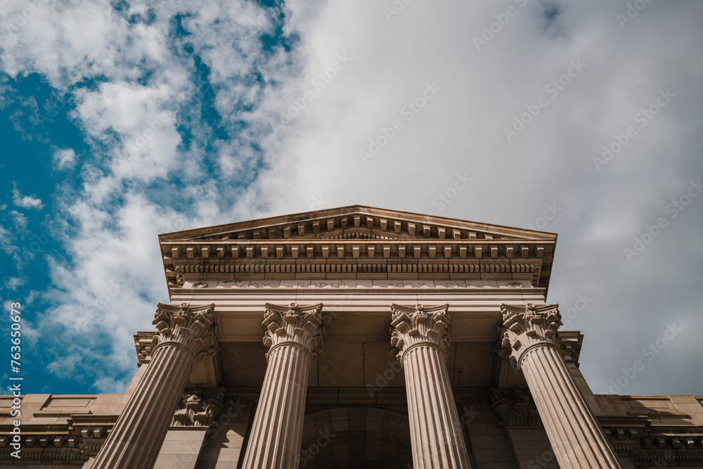 Obraz premium Courthouse on bright day