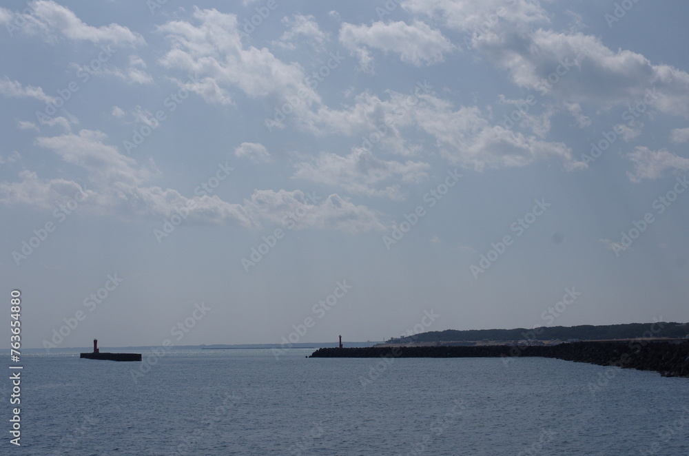 3月とはいえ海からの風は厳しい。防波堤越しに太平洋を望んだ。海はまだ冬の色を残したまま、ゆったりと果てしなく広がっていた。モノトーンの世界。聞こえてくるのは波の音だけ。ときおり鳥のさえずりが上空から聞こえてくる。じっと沖合を眺めていると、この大自然のなかに吸い込まれていくような錯覚に陥る。フェリーで旅をした思い出が蘇ってきた。